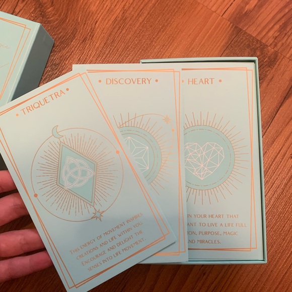 Oracle tarot card pack - gorgeous baby blue and gold cards - Picture 3 of 3